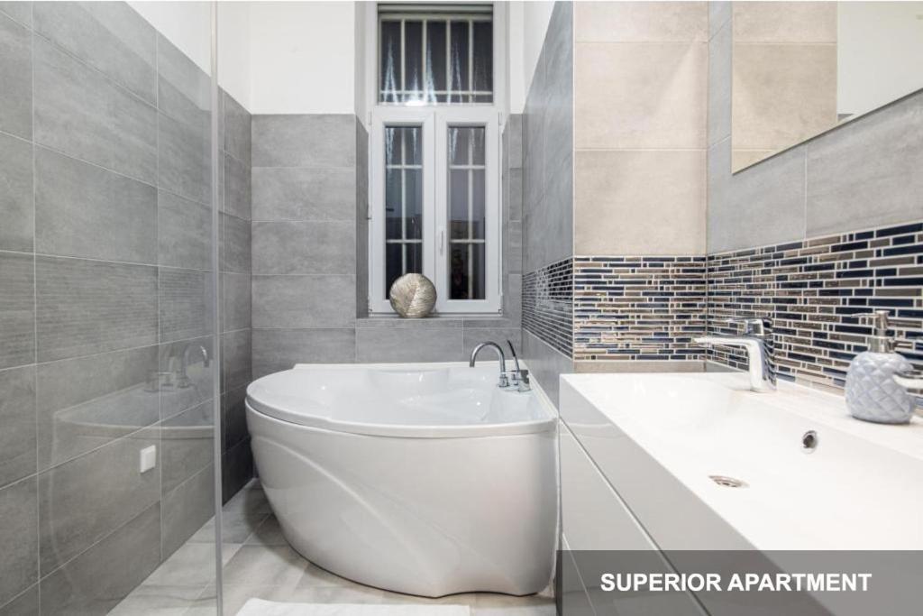 Bpr Agathe Elegant Suite With Parliament View Budapest Luaran gambar